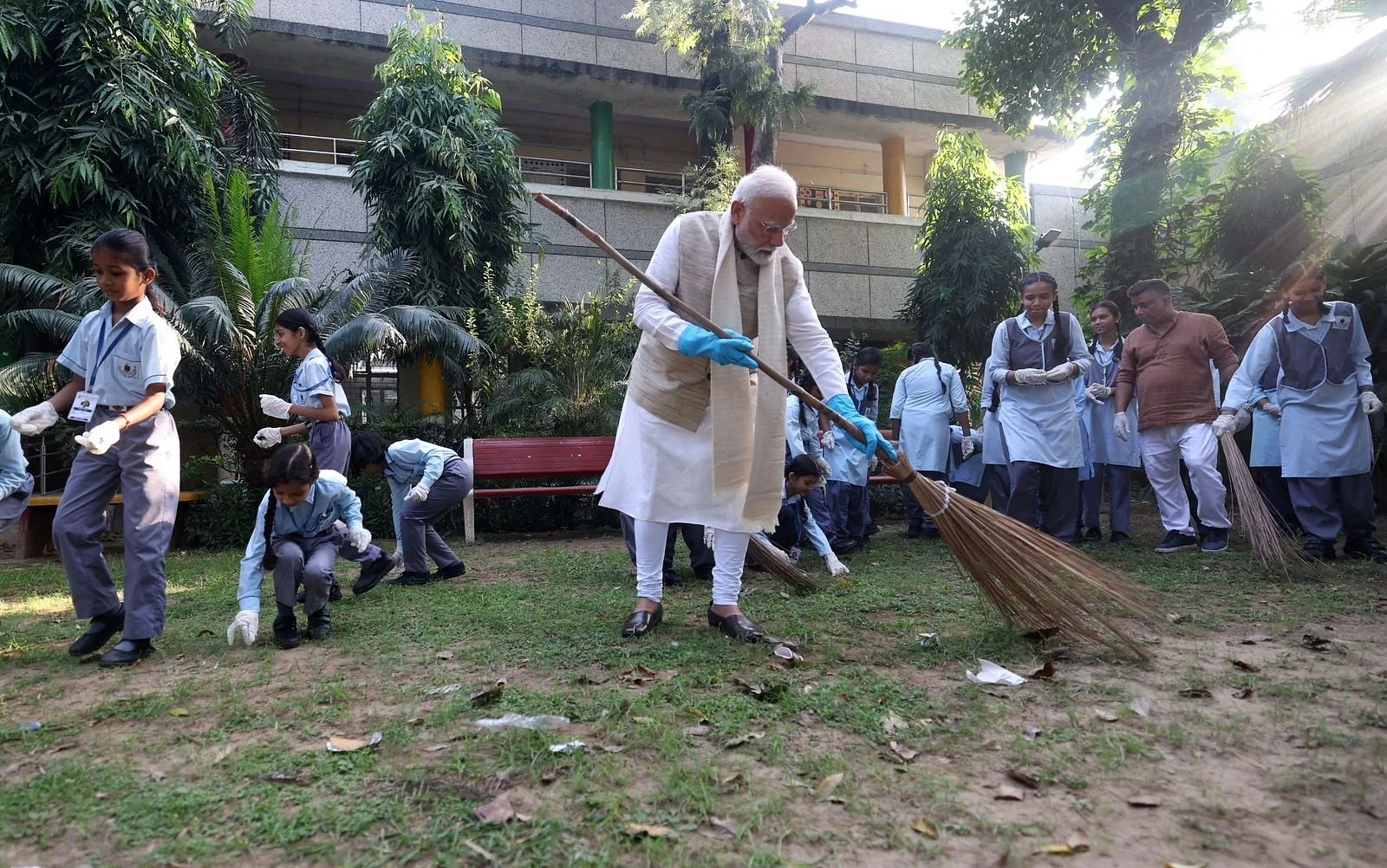 Gandhi Jayanti: PM Modi participated in the cleanliness campaign with children